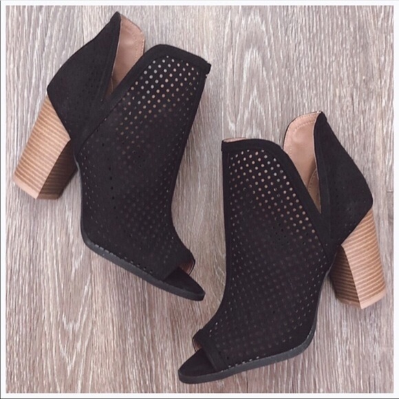 🛍🎉🆕BLK sueded peep toe stacked heels - Picture 4 of 4